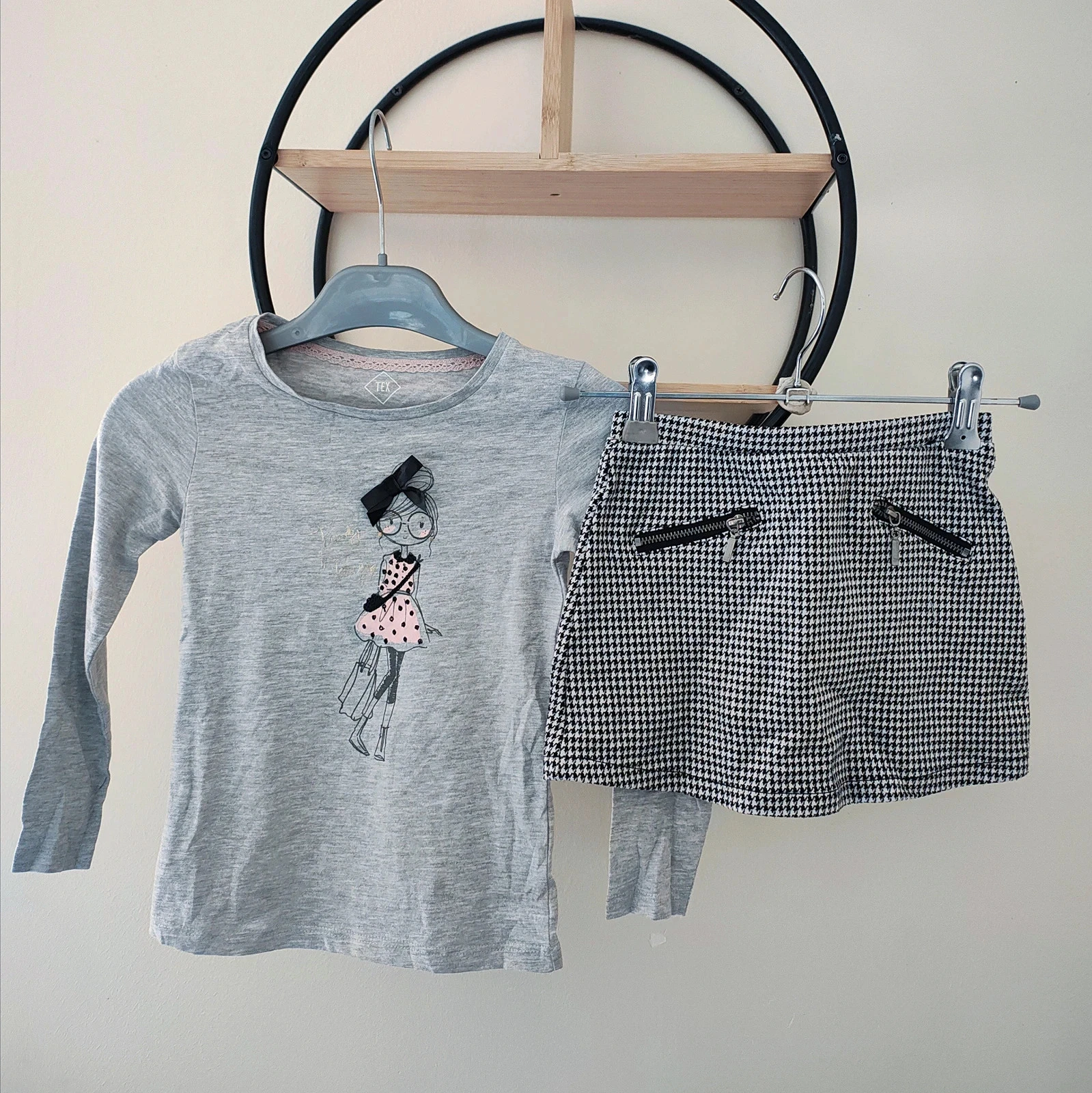 4 ans ensemble Teeshirt et jupe. ( Enseignes diverses)